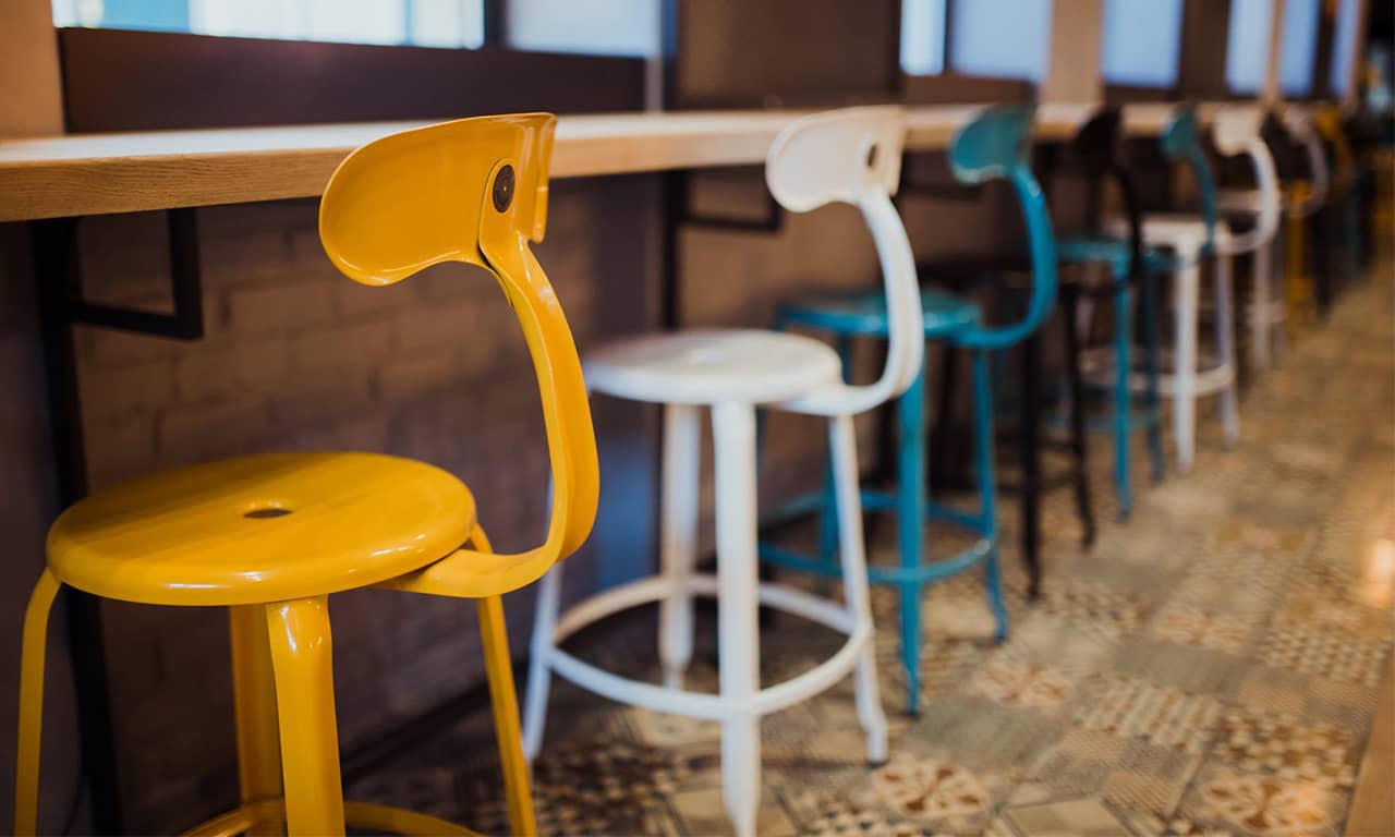 Licht en mobiel barm meubilair voor tijdelijke horeca