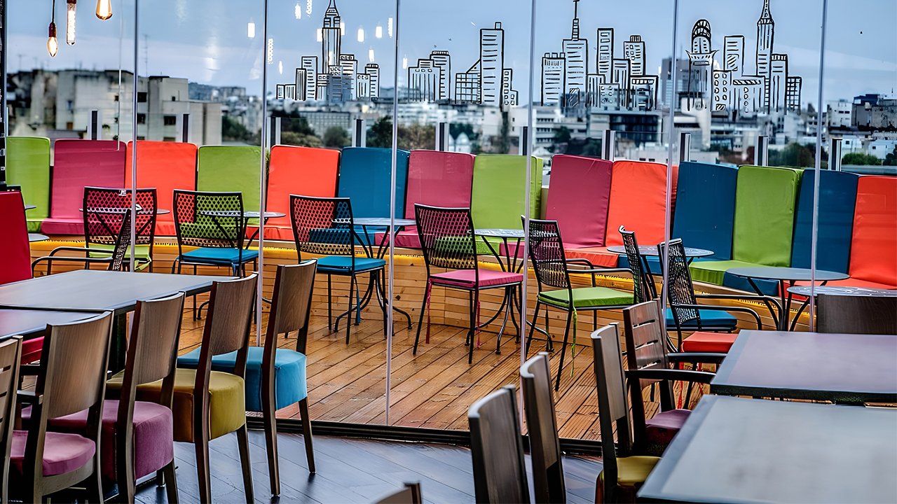 Een hotelrooftopbar ontwerpen: meubeloverwegingen
